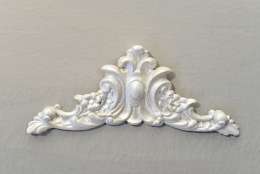 Pediment - P8 Flower & Leaf